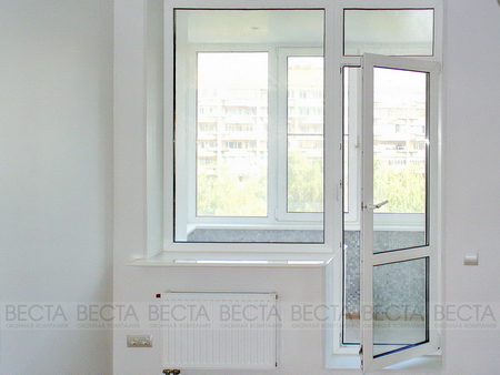 Балконный блок со стеклянной дверью и фрамугой